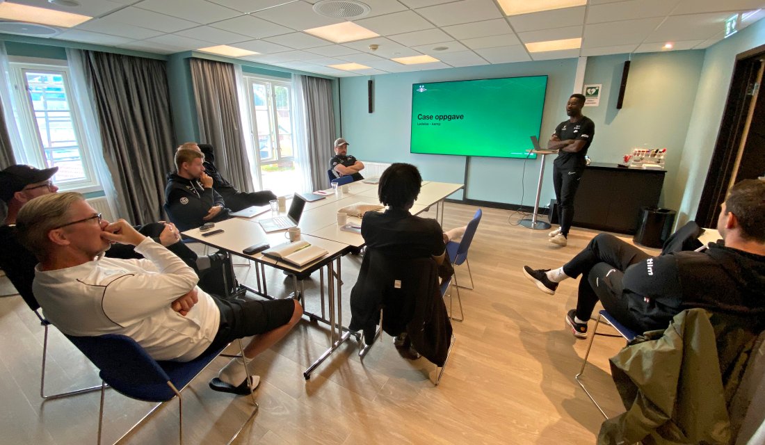 Alexander Tettey (ved skjermen) og de andre deltakerne jobbet blant annet med caseoppgave.