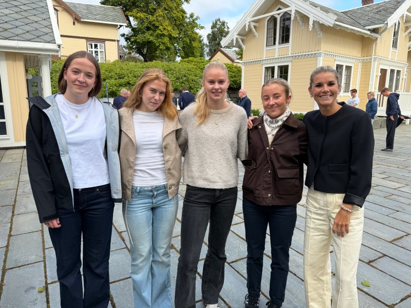 Vårin Hognes (t.v.), Annabel Rødahl, Tiril Ranheim Sæther og Anna Skalde fra KBK Kvinner sammen med Andrine Stolsmo Hegerberg.