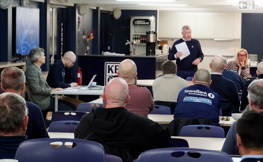 Styreleder Odd Einar Folland (stående) ble gjenvalgt under årsmøtet, som ble ledet av Erik Rolfsen.