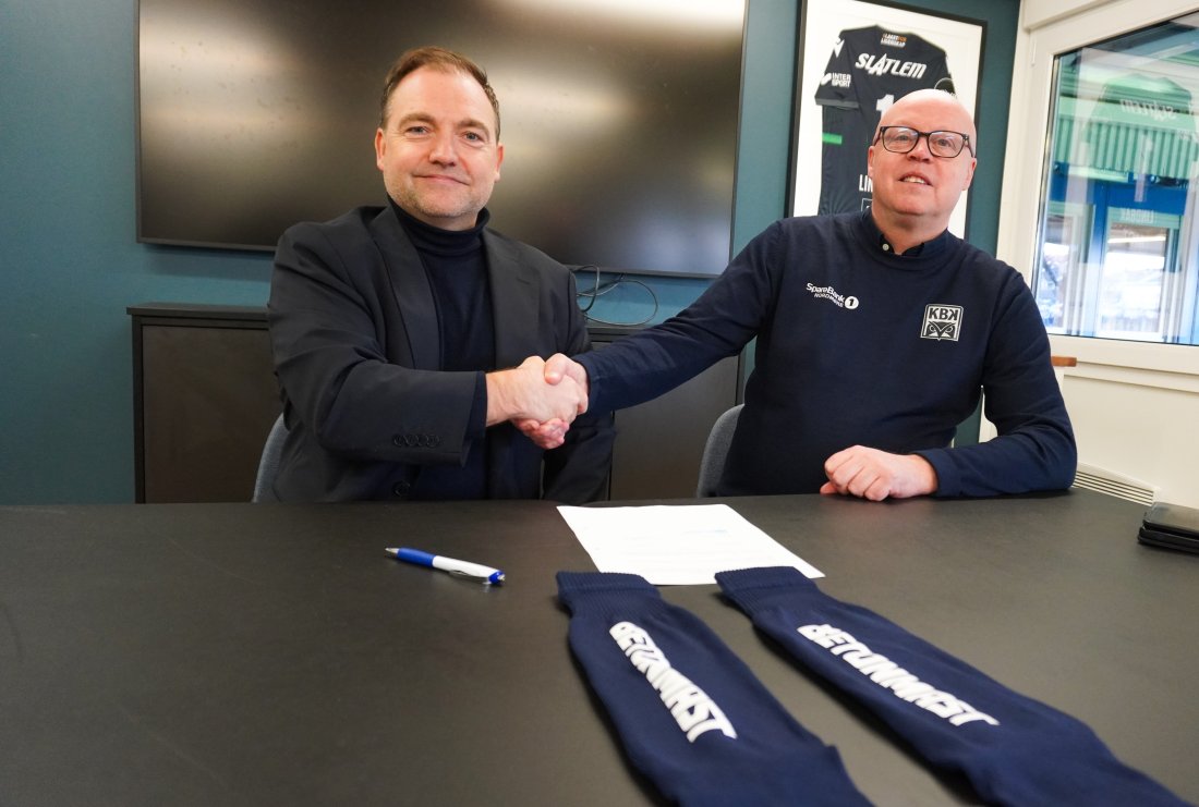 Eskild Røsand (til venstre) i Betonmast og Kjetil Thorsen i Kristiansund Ballklubb signerte avtalen på Nordmøre stadion. I forkant ser vi at Betonmast-logoen har fått plass på KBK-strømpene.