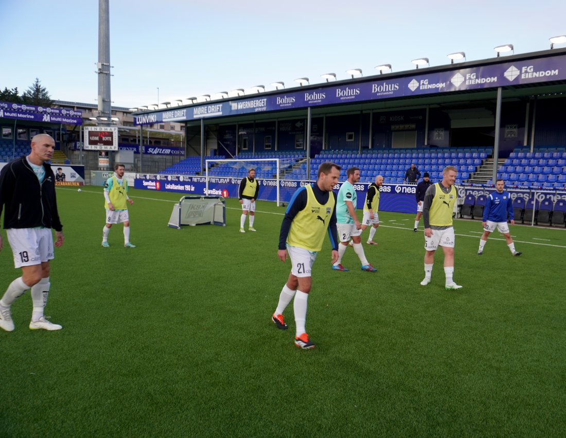 Team Fjørtoft varmer opp.