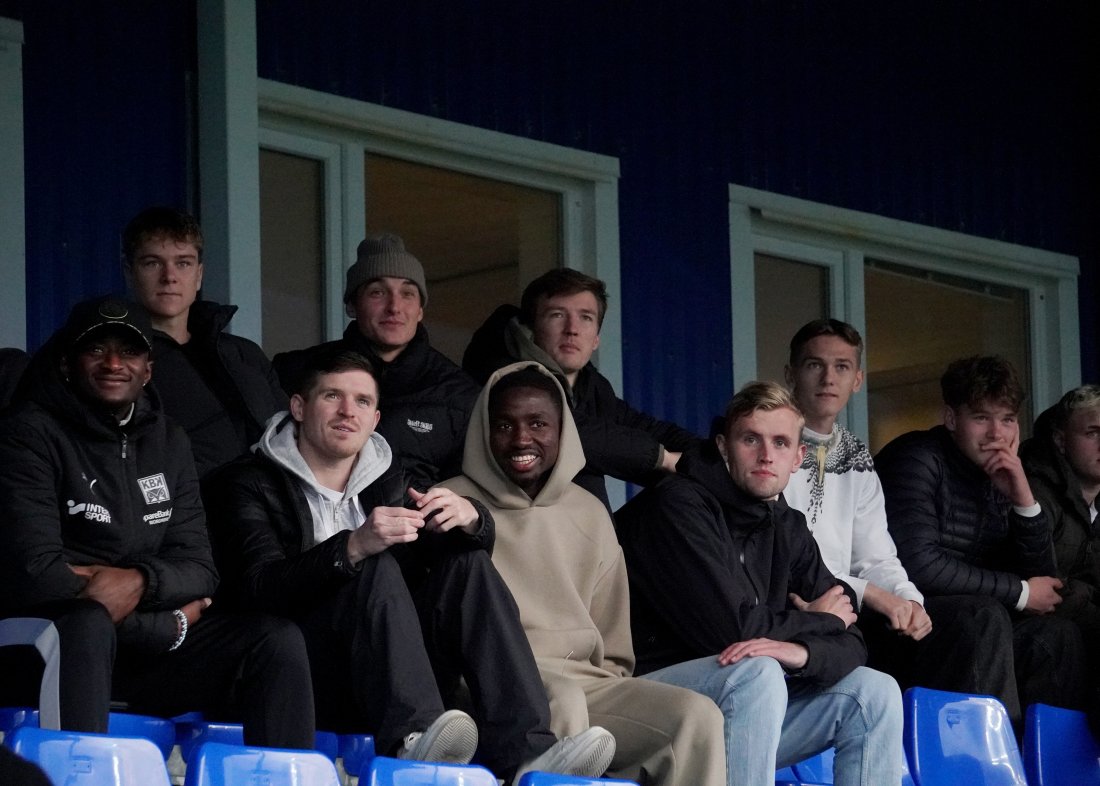 Eliteseriespillerne i KBK holdt midtbaneseilet, var maskoter og så kampen fra tribunen.