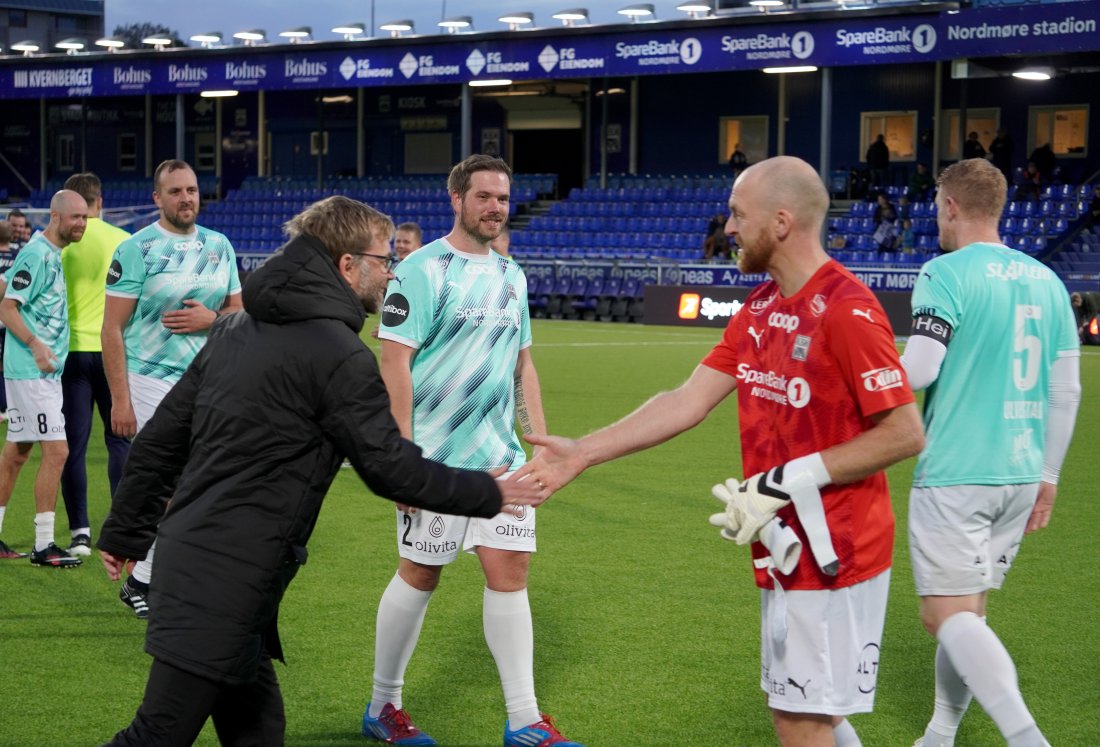 Karl Oskar Fjørtoft takker keeperhelten fra straffesparkkonkurransen.