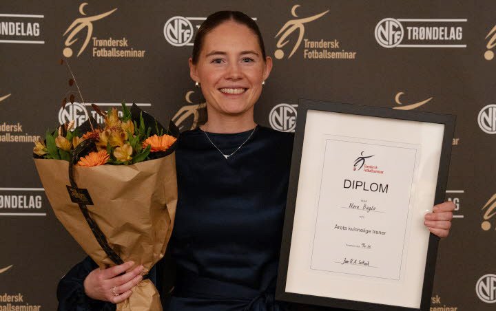 Nora Baglo ble hedret med prisen som årets kvinnelige trener i 2025 under Trøndersk Fotballseminar. Foto: NFF Trøndelag