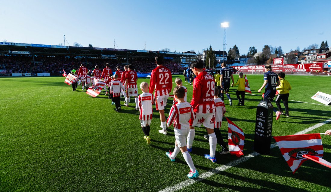 Lagene på vei inn til kamp. Foto: NTB