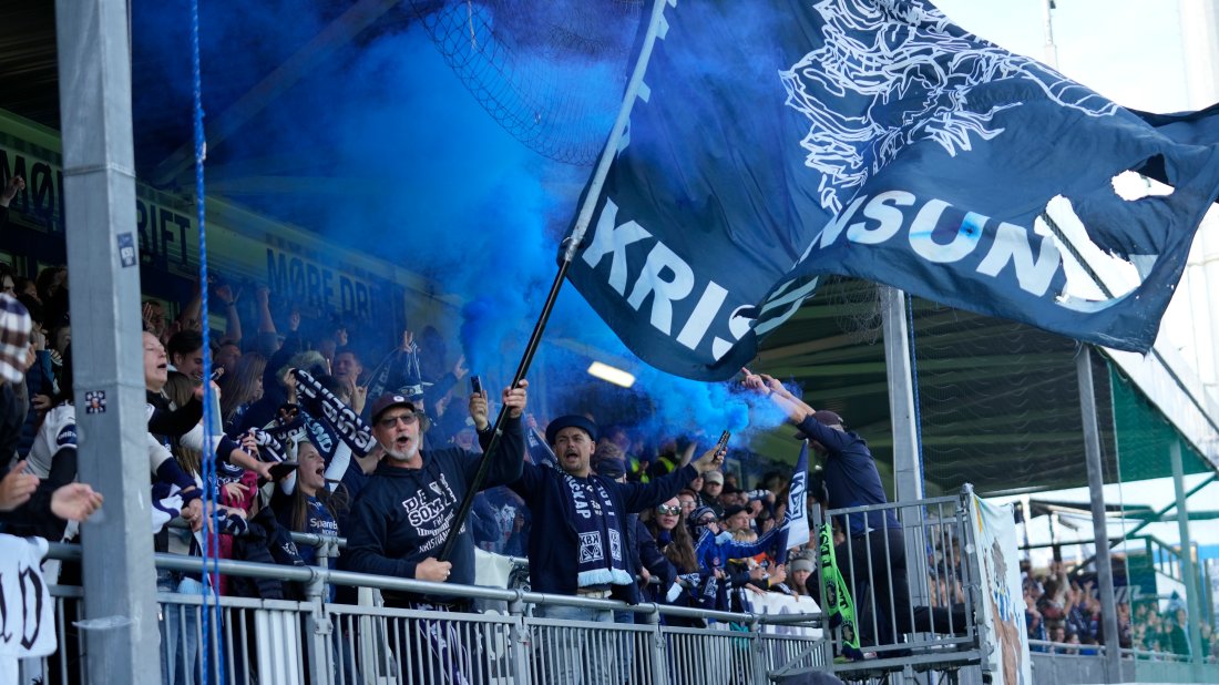 Publikum gledet seg til lokaloppgjøret på Nordmøre stadion. Foto: Terje Stamnes