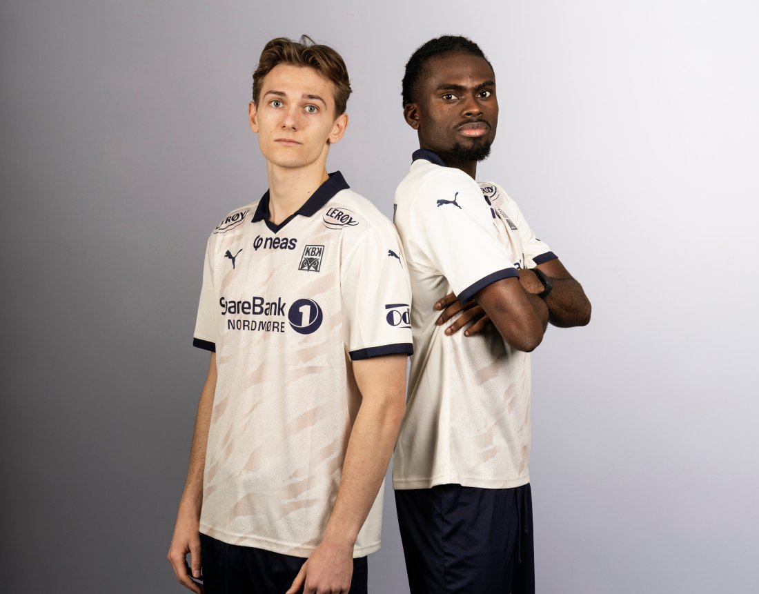 Frederik Flex og Wilfred George Igor viser fram den nye KBK-drakta. Foto: Maiken Ohr, Kvernberget Print