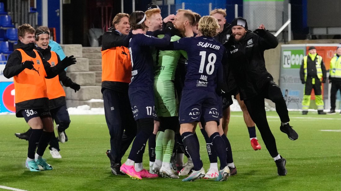 Eirik Rundberg (til høyre) har vært med på flere store øyeblikk i KBK. Her feirer han seieren mot Bryne i kvalikkampen høsten 2023. Foto: Terje Stamnes