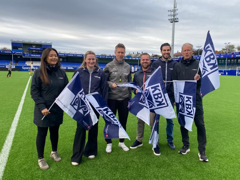 Hovedtrener Amund Skiri setter stor pris på det herlige engasjementet fra Amanda Chen(fra venstre), Inger Johanne Bratset, Øystein Aandahl, Kjetil Johansen og Hans Mellemsæther fra SpareBank 1 Nordmøre.