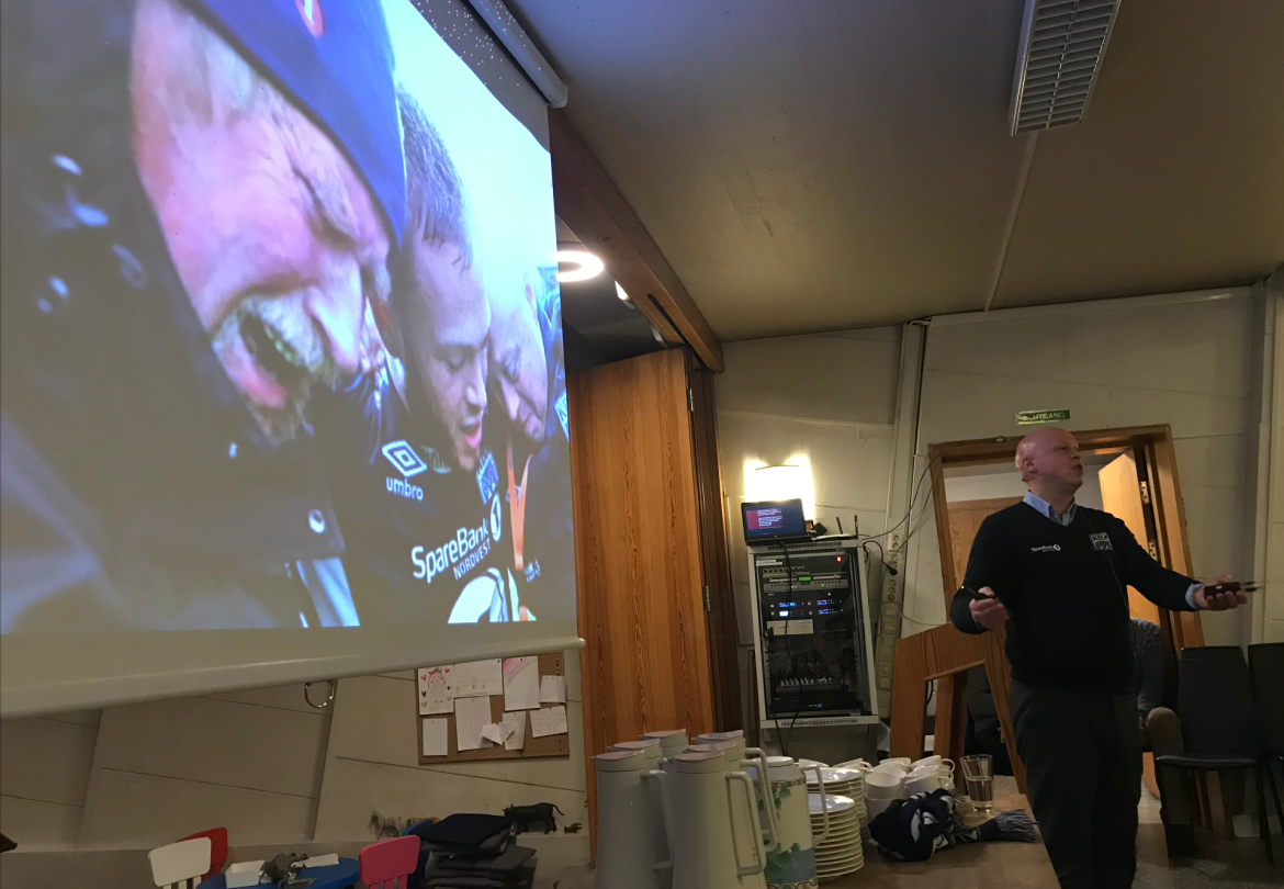 Daglig leder Kjetil Thorsen viser gledesscenene sammen med Ole Reidar Gregersen og Sverre Økland fra opprykkskampen i Grimstad 23.oktober i 2016.