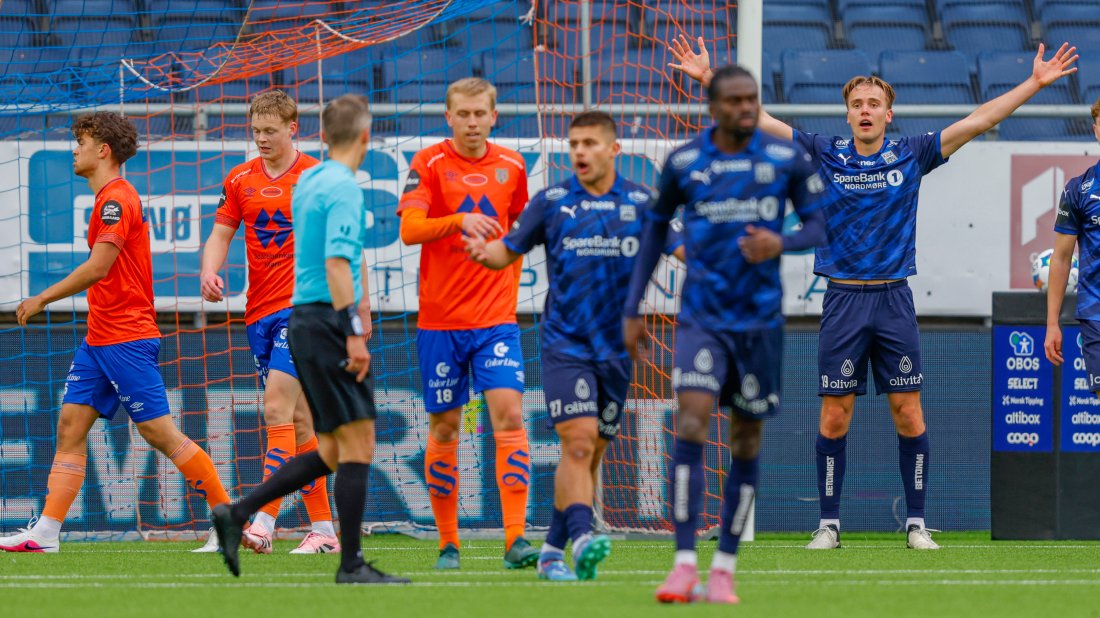 Rop om straffespark ble ikke hørt. Foto: NTB