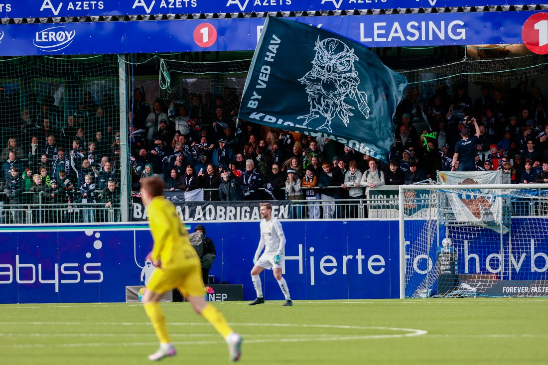 Nordmøre stadion var nesten full med 3737 solgte billetter. Foto: NTB