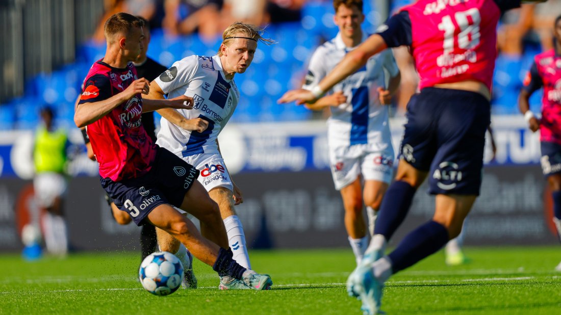Heine Gikling Bruseth var tilbake på Nordmøre stadion i høst, da i Sarpsborg 08-drakt. Nå blir dette hans hjemmebane på nytt. Foto: NTB