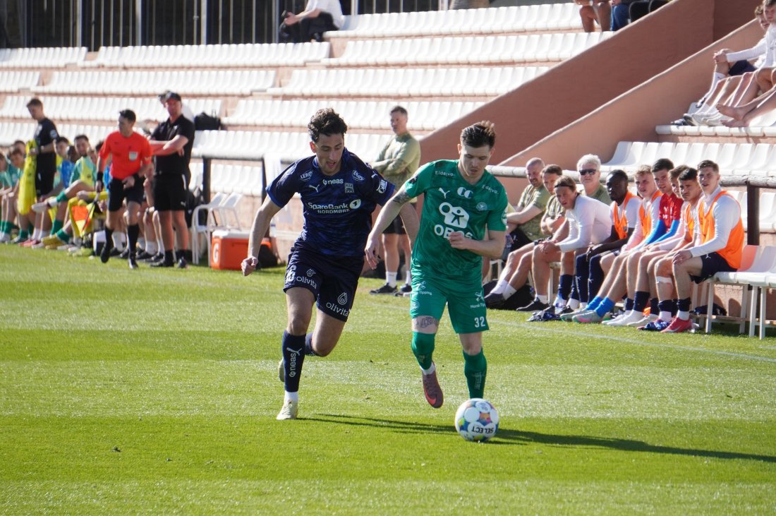 David Tufekcic i duell med tidligere lagkamerat Ian Hoffmann.