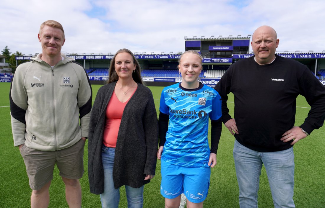 Foreldrene Hege og Roger var med Iris Ditløv til Nordmøre stadion på fredag. Her sammen med utviklingsleder Eirik Ranheim i KBK.