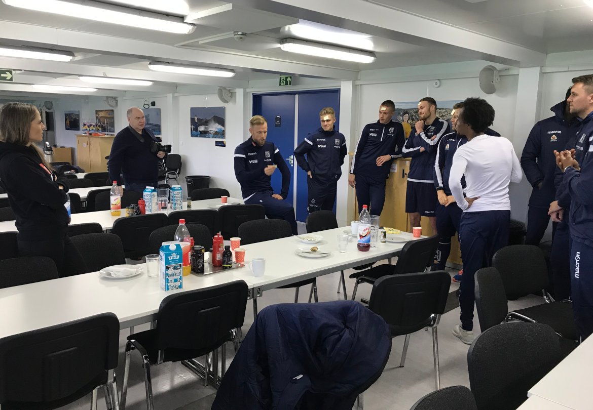 Rollespill er en del av MOT sine aktiviteter både når de møter ungdom i skolene og sine ambassadører.