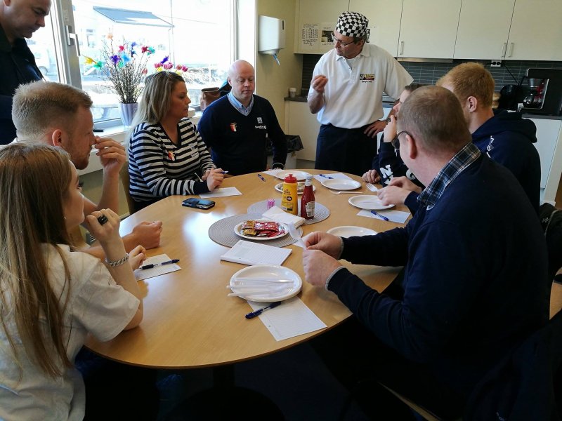 Bjørge Løvik i Angus Gaupset forteller engasjert om pølsene som skal prøvesmakes