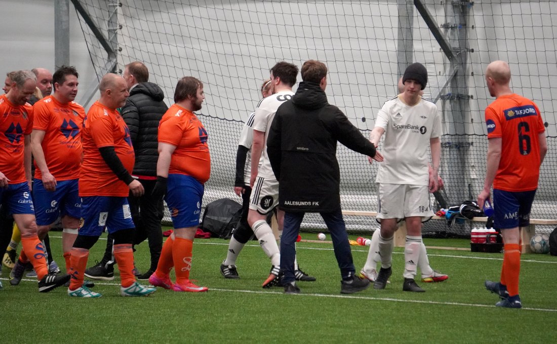 Aalesund og Rosenborg takker hverandre for kampen.