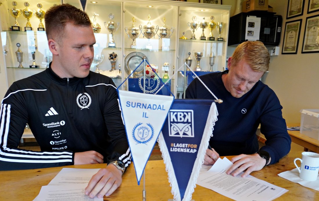 Daglig leder Juras Chachlauskas i Surnadal IL og utviklingssjef Eirik Ranheim i Kristiansund Ballklubb signerer avtalen.