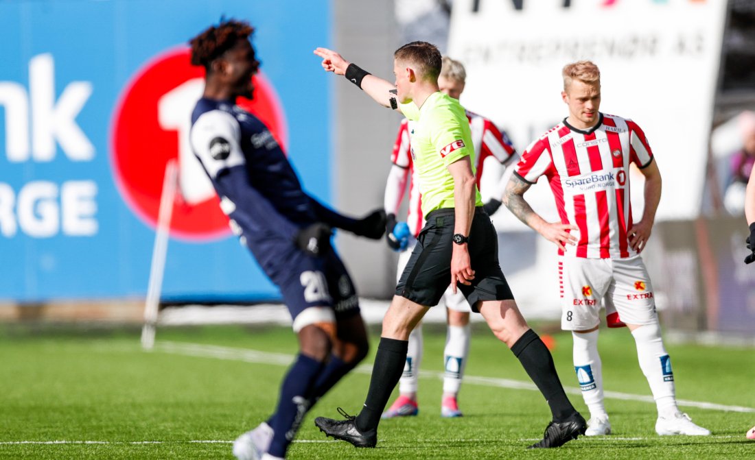Dommer Stian Røvig Sletner peker mot straffemerket. Foto: NTB