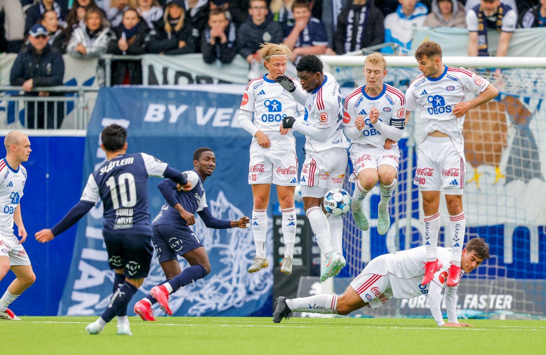 Rezan Corlu prøver seg på frispark rett før pause. Foto: NTB