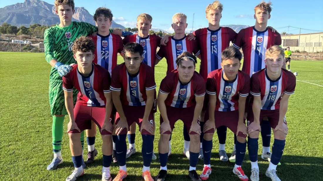 Nikolai Finset (draktnr 22) debuterte for G15-landslaget mot Polen i fjor høst. Da startet han for Norge sammen med KBK-keeper Edvard Hendbukt Norgren. Nå er begge tatt ut i troppen til Norge G16. Foto: NFF