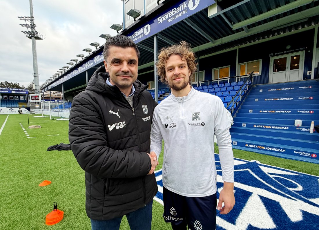 Sportslig leder Eirik Hoseth ønsker Alexander Munksgaard Nielsen velkommen til Nordmøre stadion.
