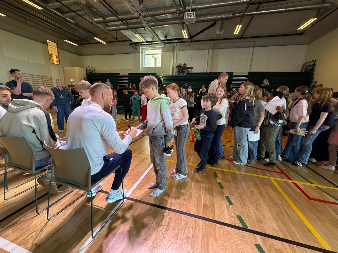 Stor stas å besøke Folkeparken skole og det ble autografer til alle.