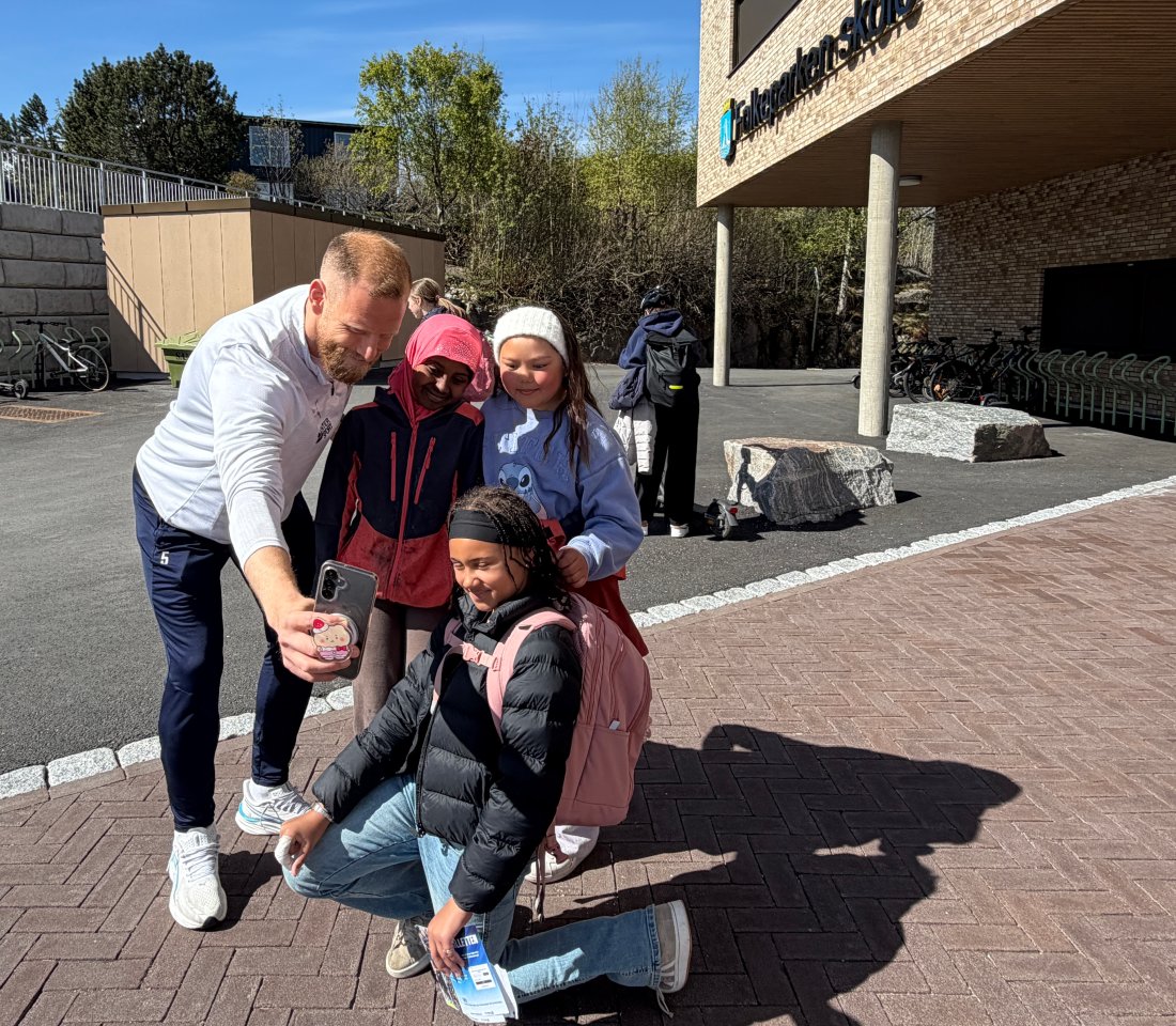 Binta (foran), Nasra (i midten) og Charlotte fra 4. trinn syntes det var fantastisk og veldig artig å få besøk av Dan Peter Ulvestad og KBK.
