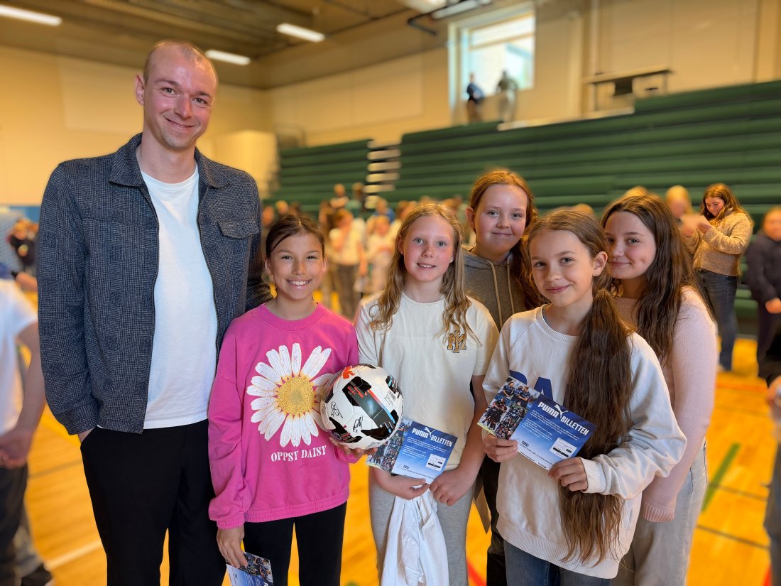 Tidligere spillerutvikler i KBK, Sondre Lyster Biesmans, er nå lærer ved Folkeparken skole, her sammen med noen av sine elever Selma (fra venstre), Martine, Inger Johanne, Laura og Rose fra 6. trinnet.