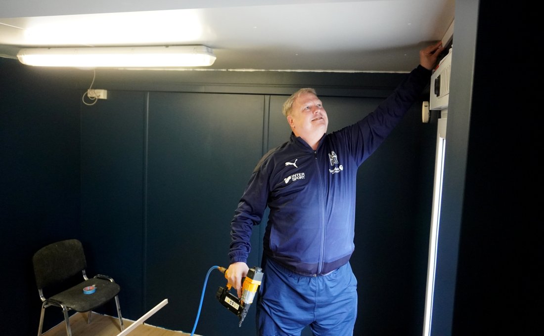 Leif Kåre Kirksether og de andre frivillige på drift lager et nytt møterom på Nordmøre stadion.