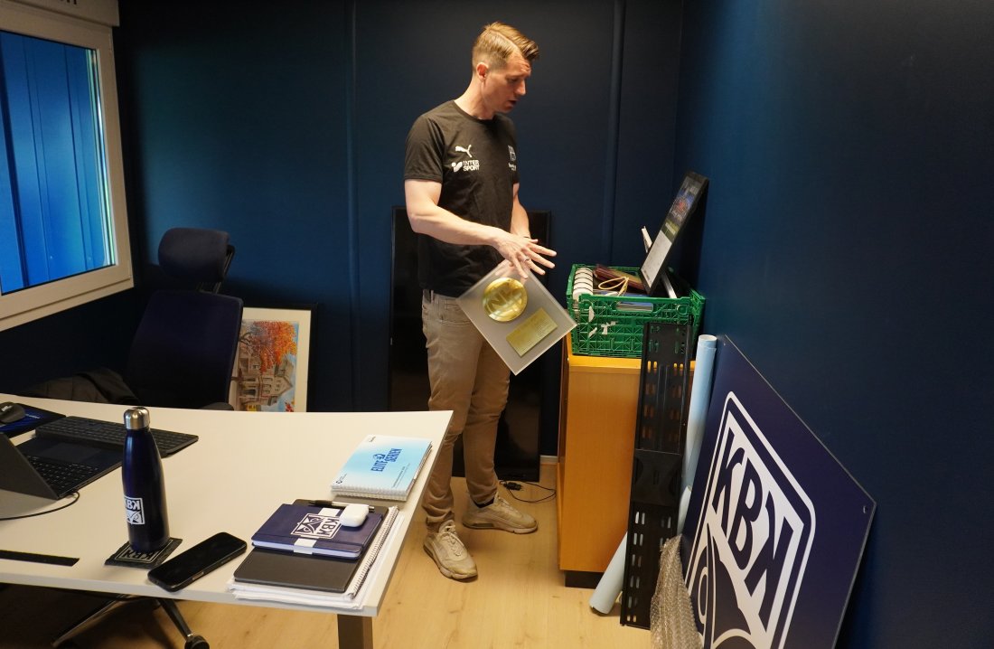 Det mangler tilstrekkelig med kontorareal, og ansatte er blitt flyttet rundt og jobber spredt på Nordmøre stadion. Christian Gauseth håper at alle ansatte kan samles i ett kontorfellesskap i et nytt tribunebygg.
