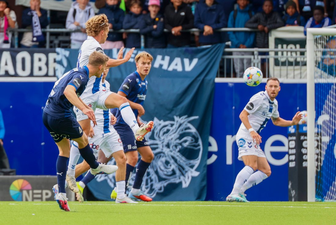 Skudd i tverrliggeren fra Julius Juliusson etter bare ni minutter. Foto: NTB