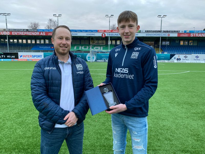 Årets Toppskårer KBK Utvikling 2020: Marius Thorsen Weidel mottar prisen av Leo Totev, leder av KBK Utviklingsavdeling