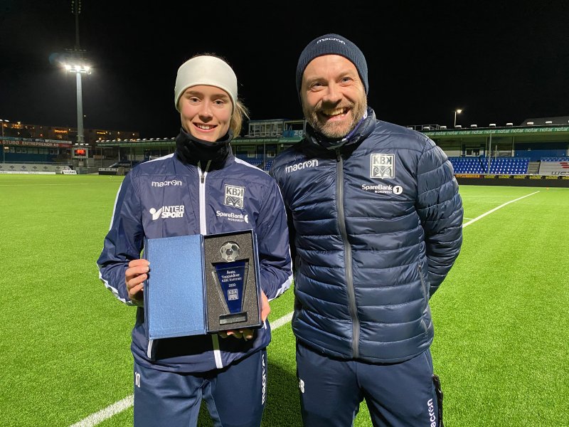 Årets toppskårer KBK Kvinner 2020: Mia Settemsdal mottar prisen av Johnny Bach, trener for KBK Kvinner