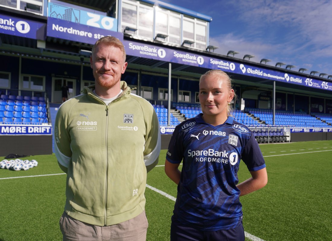 Utviklingssjef Eirik Ranheim i KBK med nysigneringen Marte Saugen i KBK Kvinner.