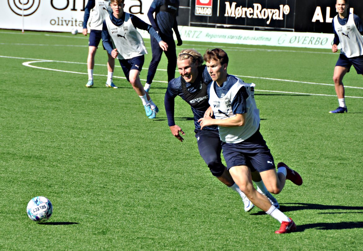 Jesper Strand Isaksen og Sebastian Jarl kjemper om å nå ballen først.