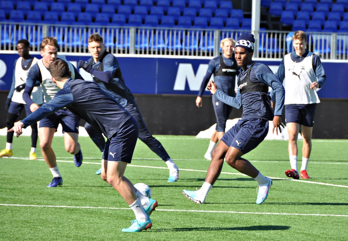 Mikkel Konradsen Ceïde sender en pasning til Sander Kartum.