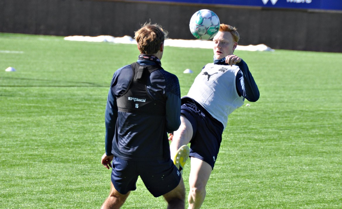 Marius Olsen kjemper om ballen mot Mikkel Rakneberg (med ryggen til).