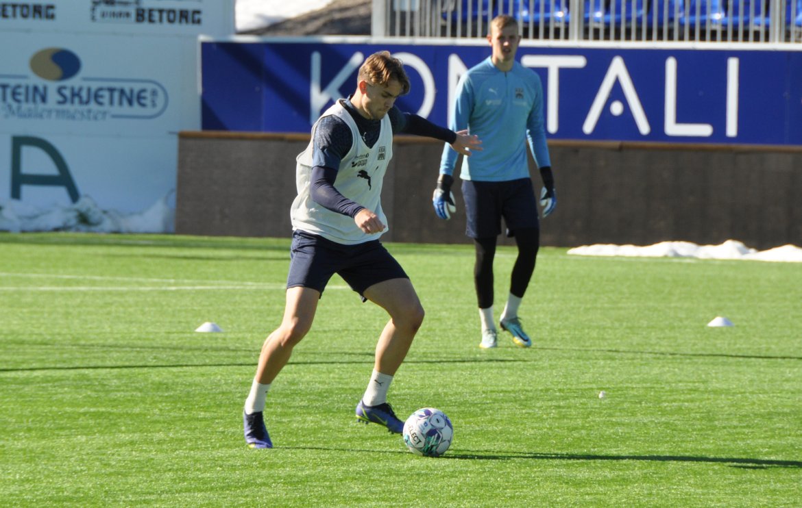 Bendik Brevik spiller seg ut av forsvar. Adrian Sæther i bakgrunnen.