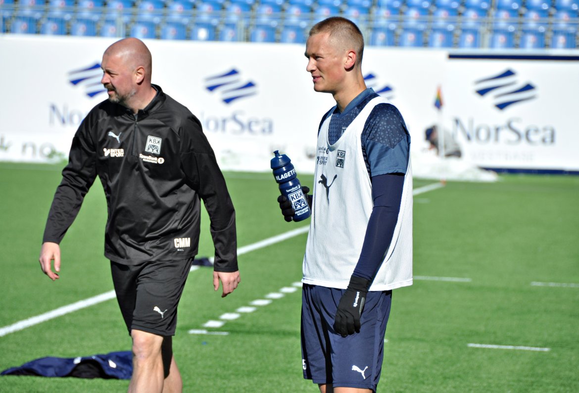 Isak Hagen Aalberg og keepertrener Conny Månsson.