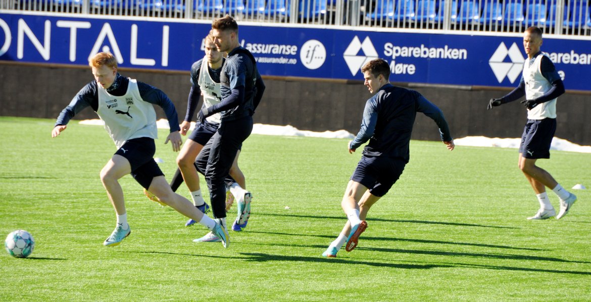 Sander Kartum sender i vei en pasning mens Marius Olsen (til venstre) jager etter ballen.