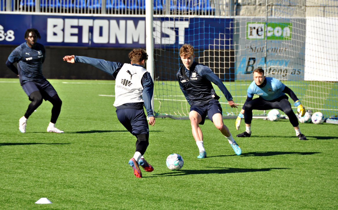 Oskar Sivertsen med skuddsjanse mot Aliou Coly, Max Williamsen og Sean McDermott.