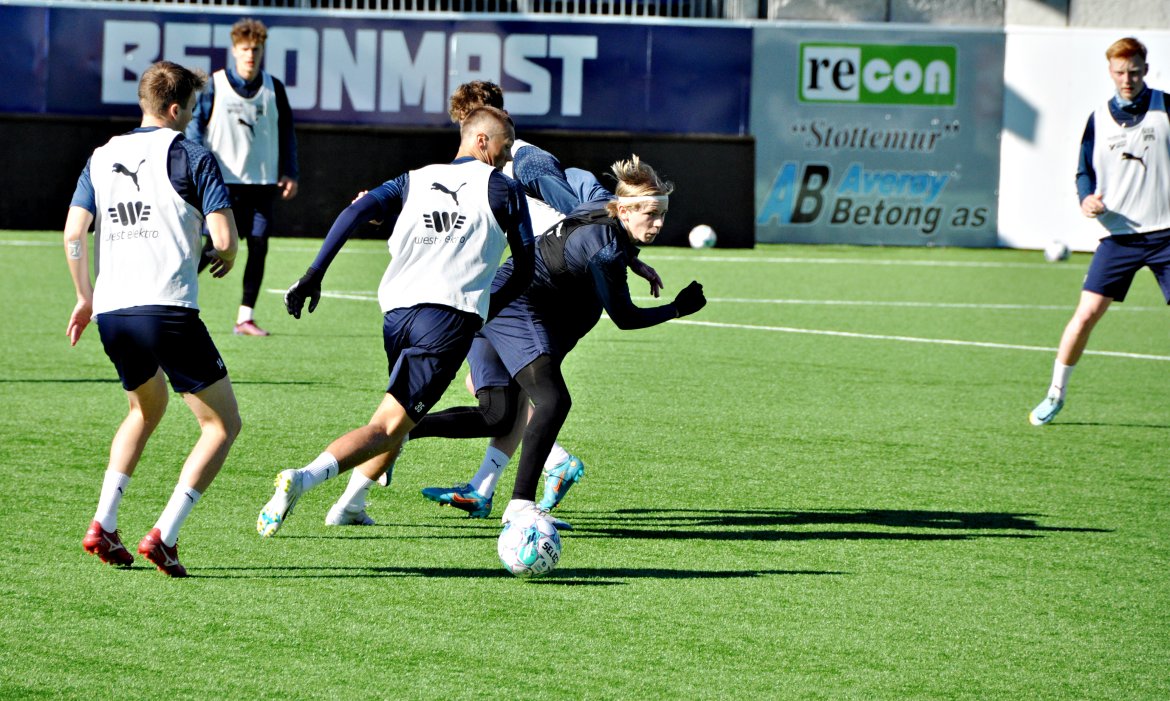 Heine Gikling Bruseth prøver å drible seg mellom flere motstandere.