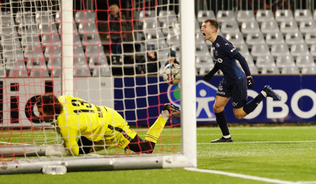 Jesper Strand Isaksen setter inn sitt fjerde mål for sesongen. Foto: NTB