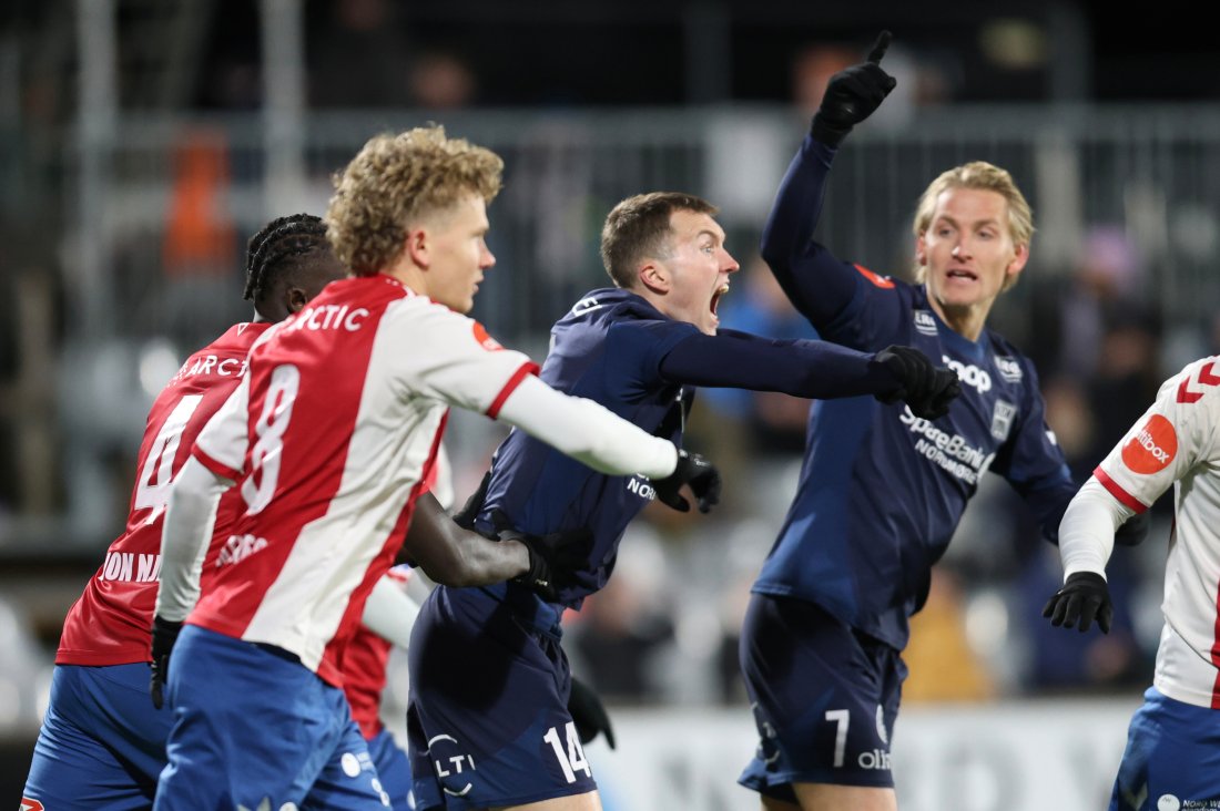 KBK-spillerne mente ballen var over streken, men det ble ikke dømt scoring. Foto: NTB