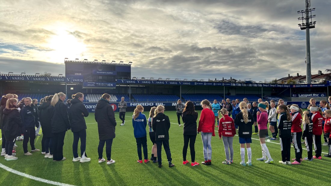 KBK Kvinner tok imot mange ivrige barn til en populær fotballskole for jenter.