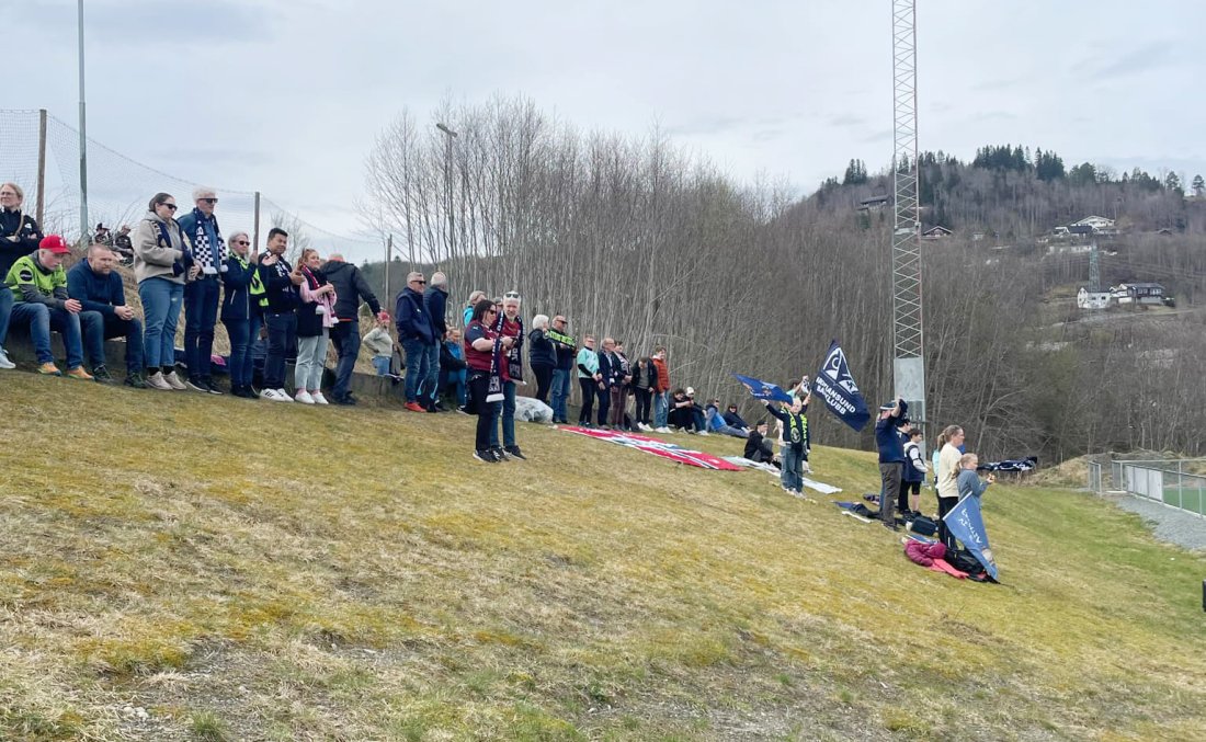 KBK-fansen i bakken ved Gruva fikk mye å juble for i starten av kampen. Foto: Karoline Almvik