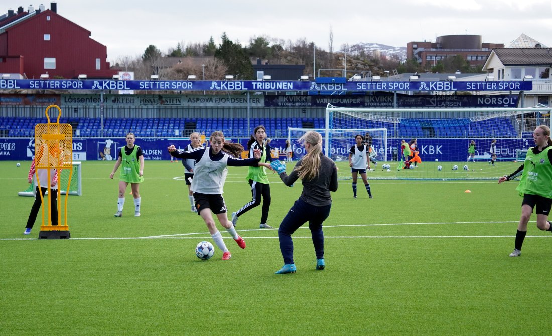 NEAS Akademiet jenter 14-16 år skal ha to samlinger i måneden rundt omkring på Nordmøre.
