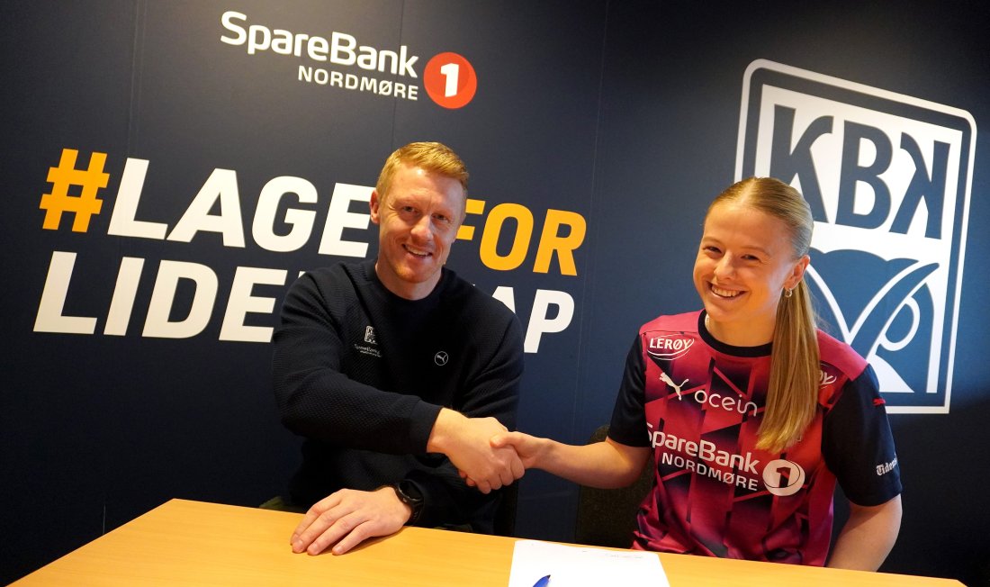 Augusta Skrede Luggenes sammen med sportslig leder Eirik Ranheim i KBK Kvinner under onsdagens kontraktsignering.